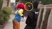 Un clown tueur se fait menacer au pistolet