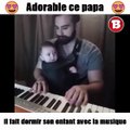 ADORABLE CE PAPA il fait dormir son enfant avec la musiqueµ