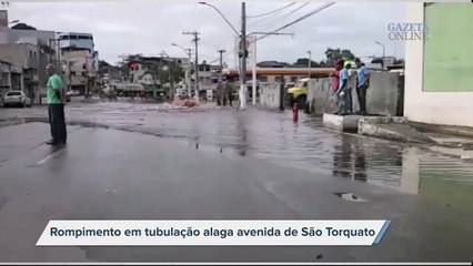 Rompimento em tubulação alaga avenida de São Torquato