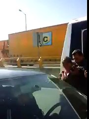 Policia Estatal lanza a mujer a la avenida, esto en Puebla.
