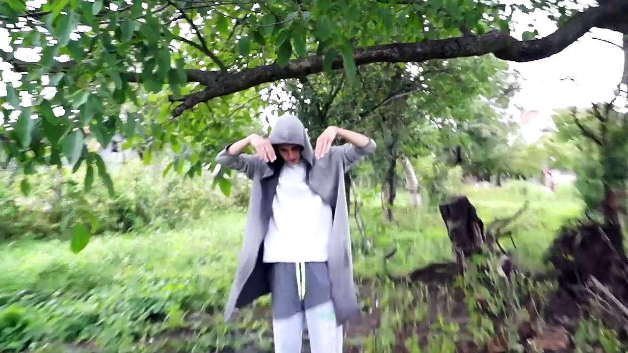 How does the mole dance like?