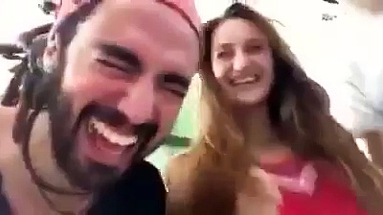 شاب جزائري يجعل الفتيات الاوروبيات يغنون غناء جزائ