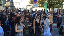 Zombies et fantômes défilent pour Halloween