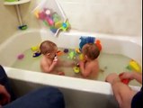 gemelos jugando en agua
