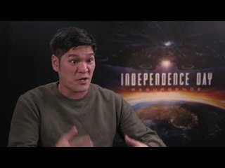 Arnold chats with the director of Independence Day, Roland Emmerich
