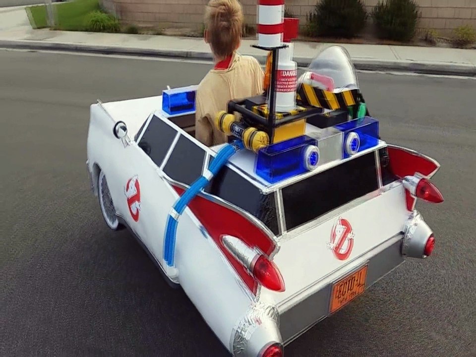 Il customise la chaise roulante de son fils en véhicules de cinéma pour Halloween