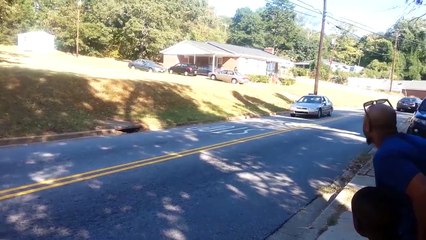 Un homme tente une cascade trop ambitieuse sur une voiture