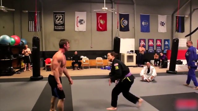 Ce bodybuilder a voulu faire le main face à des ceintures noires de Ju-jitsu brésilien ! Il a pris la raclée de sa vie..