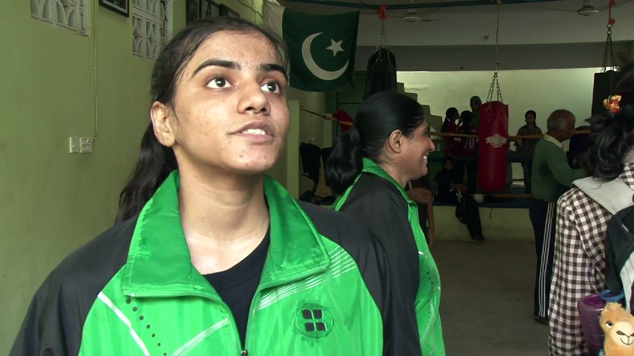 Mit Kopftuch im Boxring