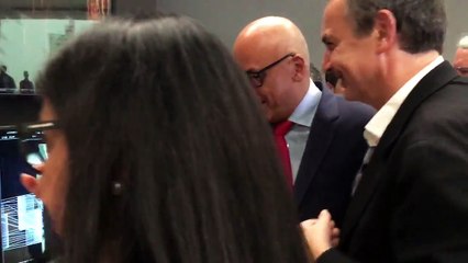 Parte del dialogo.  Entre risas y buen trato entre los políticos.