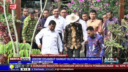 Prabowo Beri Hadiah Topi Koboi ke Jokowi