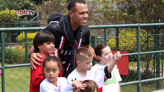 Luis Fabiano visita CT do São Paulo e faz a festa com as crianças
