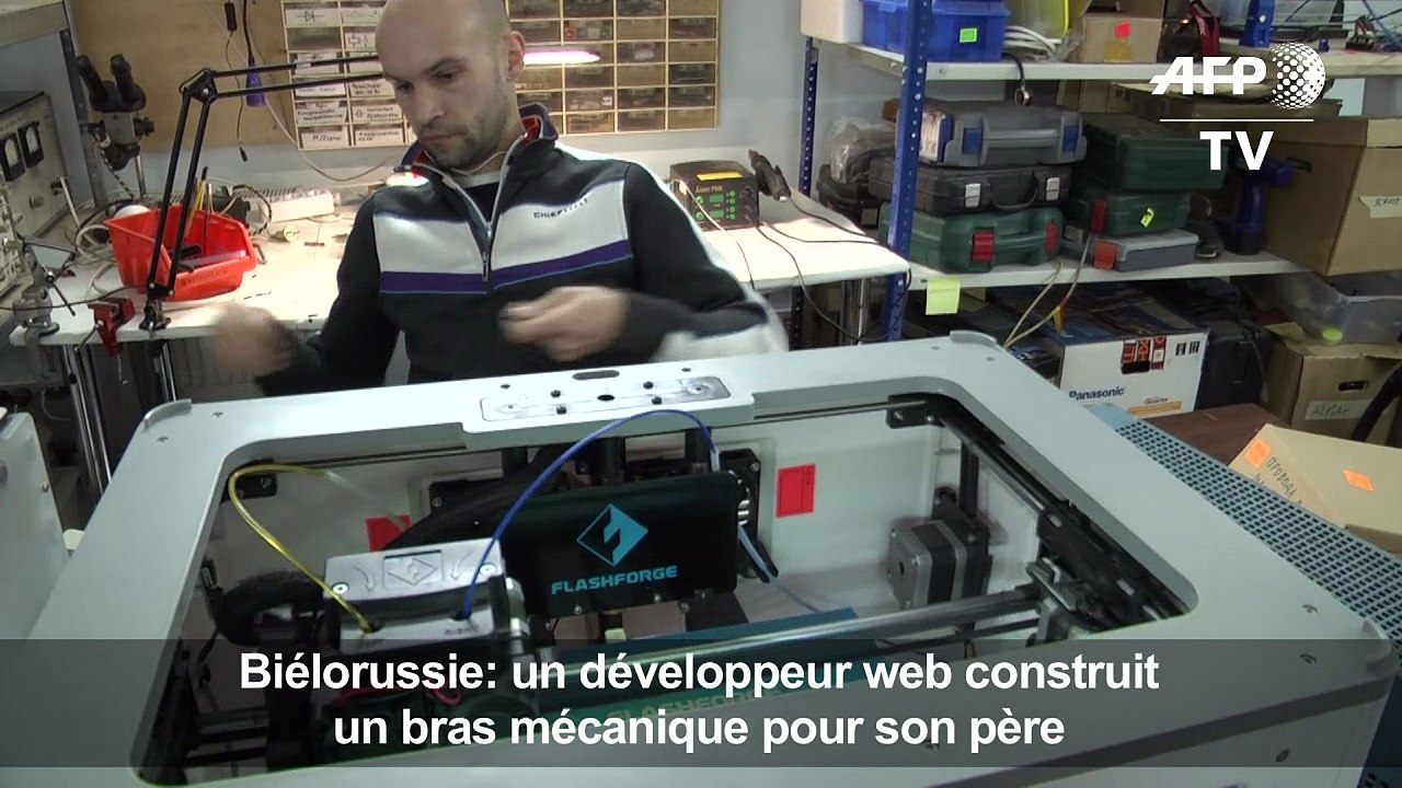 Biélorussie: un développeur web construit un bras mécanique