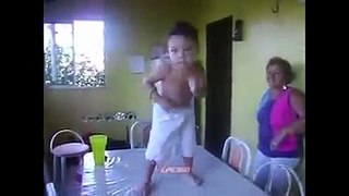 Funny Videos - Lucu dan keren: Aksi seorang anak menari