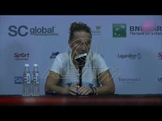 下载视频: Tensitja Kuznjecova preu flokët në mes të lojës