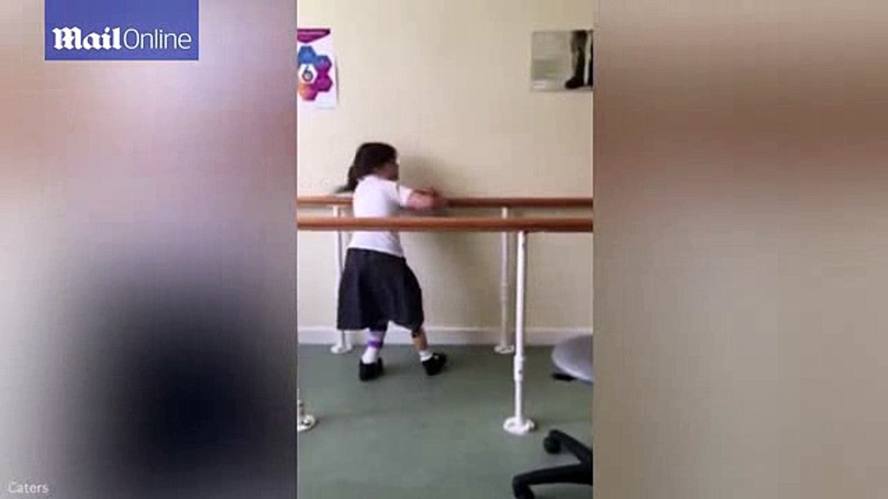 Brûlée au 4ème degré en 2009, un petite fille fait ses premiers pas