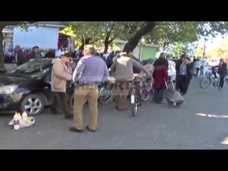 Report TV - Shkodër, bashkia i dëbon nga trotuaret,tregtarët: Na gjeni vend