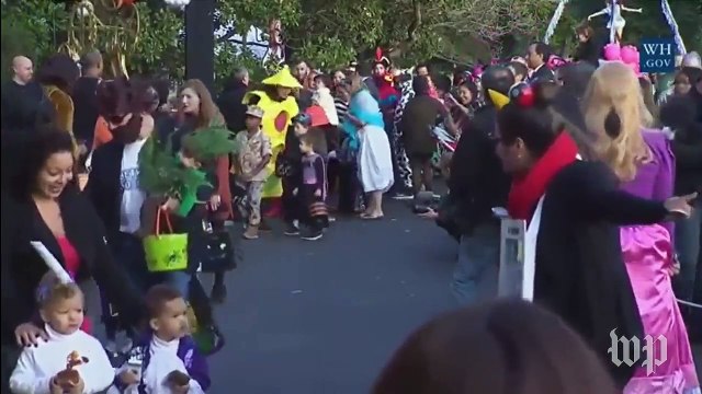 Obamas greet trick-or-treaters at the White House