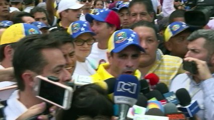 Gobierno venezolano pide diálogo y muestra fractura de oposición