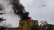 Kağıthane'de 8 Katlı Iş Merkezinin Çatısı Alev Alev Yanıyor