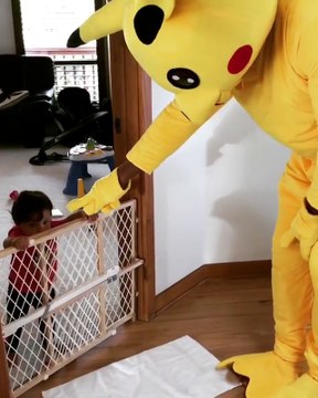 The Rock déguisé en Pikachu géant pour sa petite fille !
