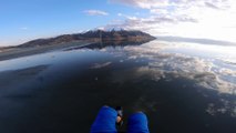 Parapente au-dessus d'un lac 