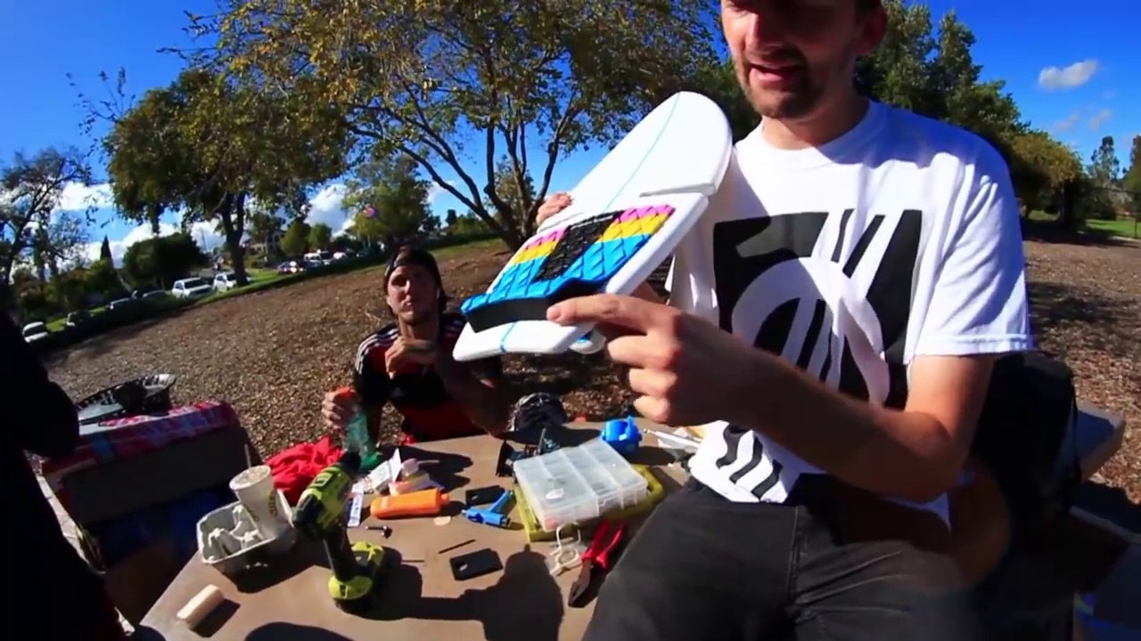 Faire du skateboard sur une planche de surf minuscule !!