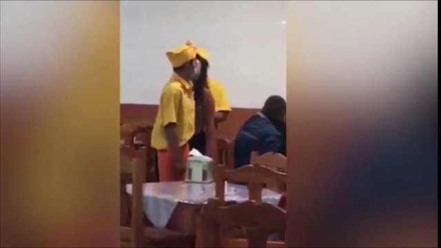 Le serveur met un coup dans la tête d'une cliente au restaurant à Mexico