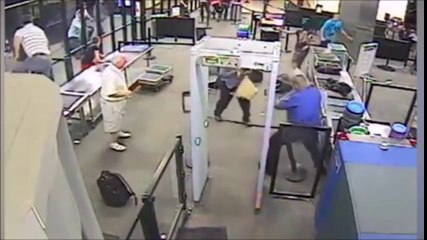 Panique créée par un fou avec une machette à l'aéroport !!