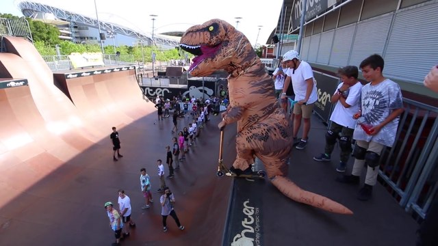 Figures de skateboard et trottinettes par un Dinosaure T-Rex ! Dans la rampe géante !
