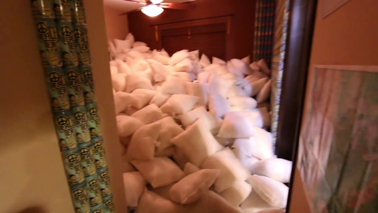 Une chambre remplie de 1000 coussins !! Paradis du dormeur....