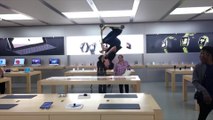 Backflip en trottinette dans un Apple Store au milieu des iphones et macbook !!
