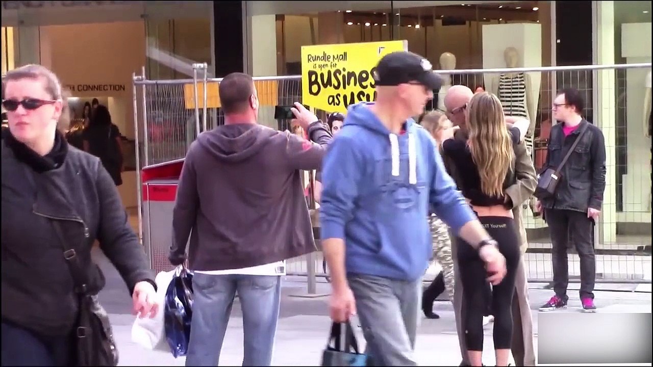 Se sărută cu-n moș de 90 de ani!