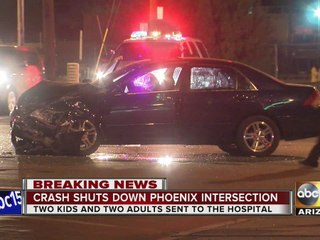 Crash shuts down Phoenix intersection