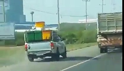 Camion Saca De la carretera  a un vehiculo