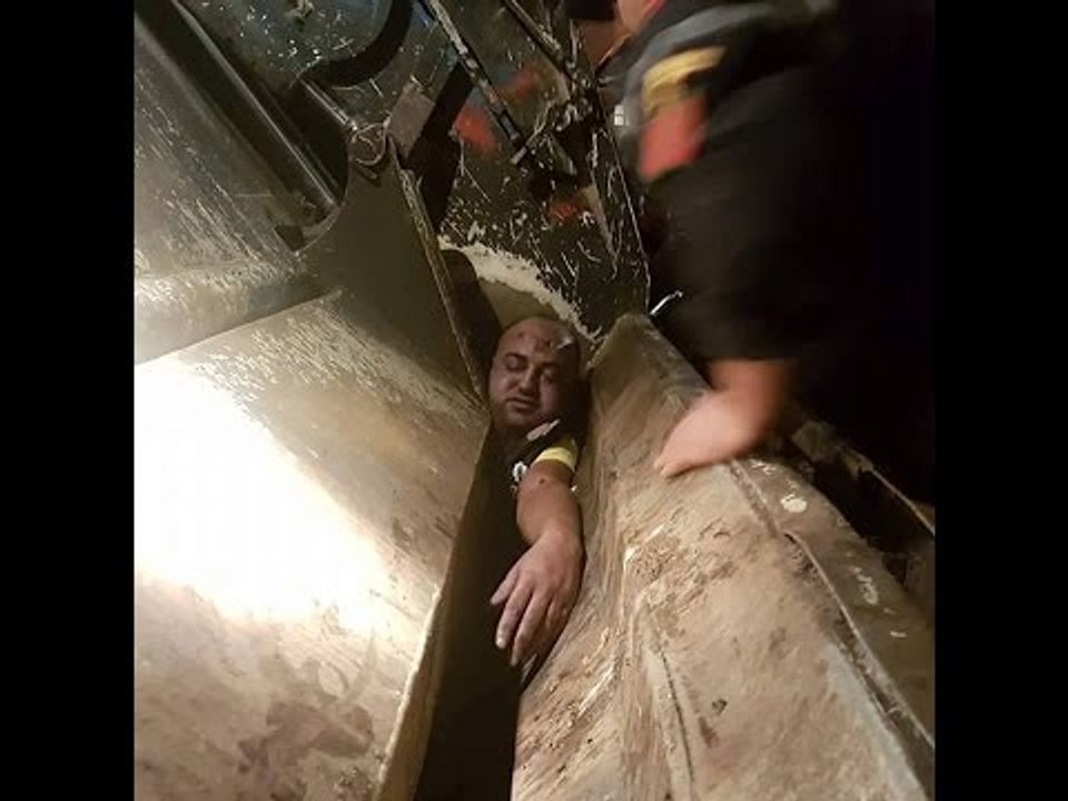 كلنا محسن فكري: لحظة إقدام محسن فكري بائع أسماك على رمي نفسه في طاحونة نظافة بالحسيمة +18