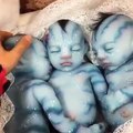 Tre baby avatar dormono abbracciati... Sono bambolotti in silicone ma sembrano proprio veri!