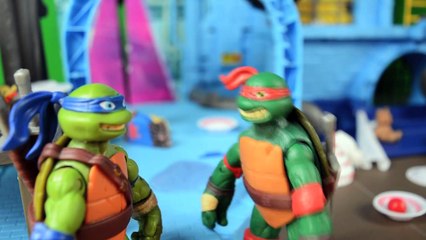Ninja Turtles Donatello Builds MetalHead! Part 1- Mikey Uses Him To Do Chores! - TMNT Toys-LjpIfOgnzF4