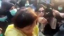 PTI Female Worker Ko Griftar Karte Waqt Kapre Tak Phar Diye