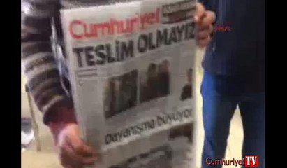 Cumhuriyet okumak için toplanan öğrencilere özel güvenlik saldırdı