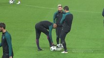 Neymar é zoado por Suárez em treino do Barcelona e faz cara feia