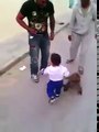 اس چھوٹے سے بچے اور بندر کے بچے کی لڑائ کی اس ویڈیو نے انٹرنیٹ پر دھوم مچادی