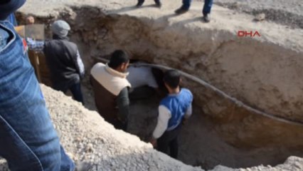 Konya Kanalizasyon Çalışması Sırasında Bulunan Tarihi Mezarda, Arkeolog Eşlinde Çalışma