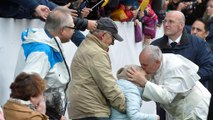 Papa Francis İsveç Katolik cemaatiyle buluştu