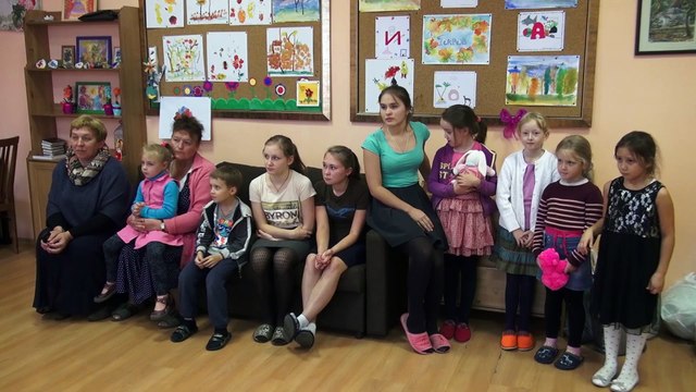 Заместитель директора по учебно-воспитательной работе центра «Покров» благодарит «Кинокомпанию Союз Маринс Групп»