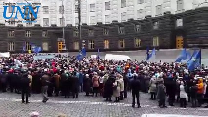 Тысячи активистов требуют возле ВР повышения зарплат и стипендий