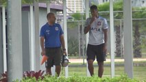 Olha ele aí! Jô corre no gramado do CT do Corinthians