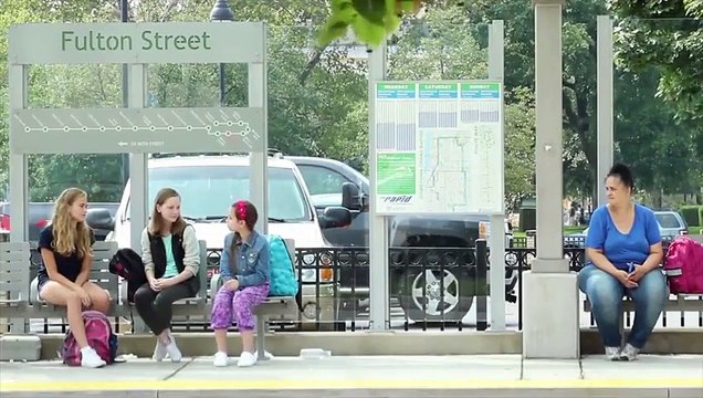 Quand elle a vu ce que ces deux jeunes filles faisaient à leur camarade de classe à l'arrêt de bus, elle a halluciné ! Vous ne pourrez plus faire comme si vous n'aviez rien vu !