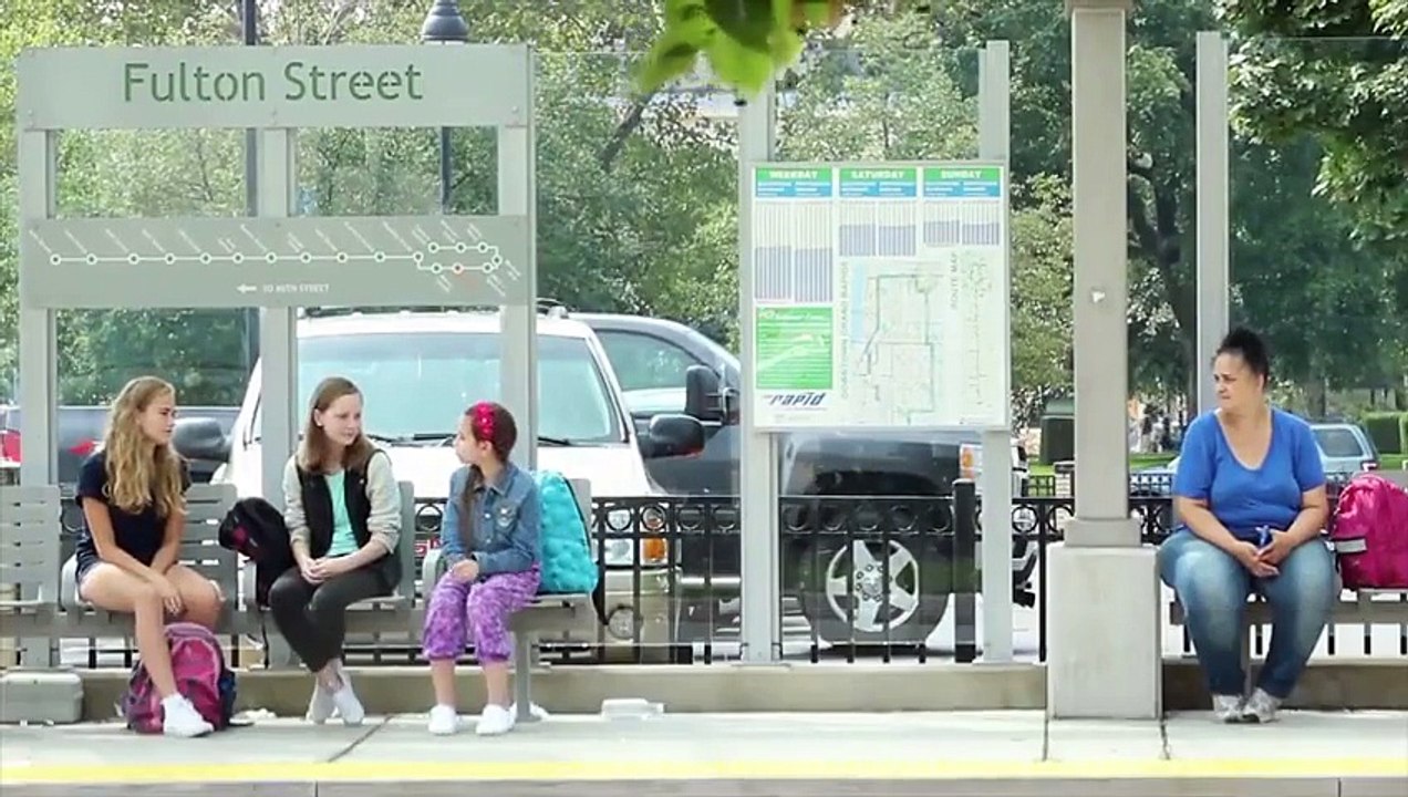 Quand elle a vu ce que ces deux jeunes filles faisaient à leur camarade de classe à l'arrêt de bus, elle a halluciné ! Vous ne pourrez plus faire comme si vous n'aviez rien vu !