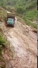 دیکھیں اس ٹرک والے کے ساتھ کتنا برا کام ہوا
